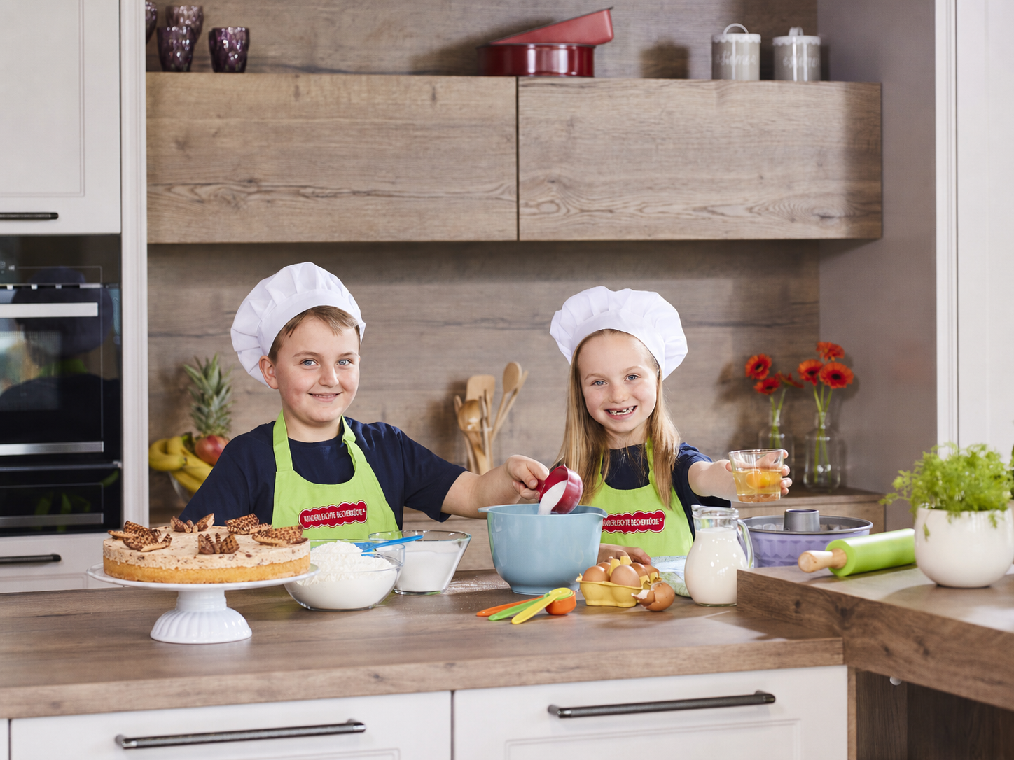 Kinder backen kreativ mit der Becherküche und bereiten einen Motivkuchen zu