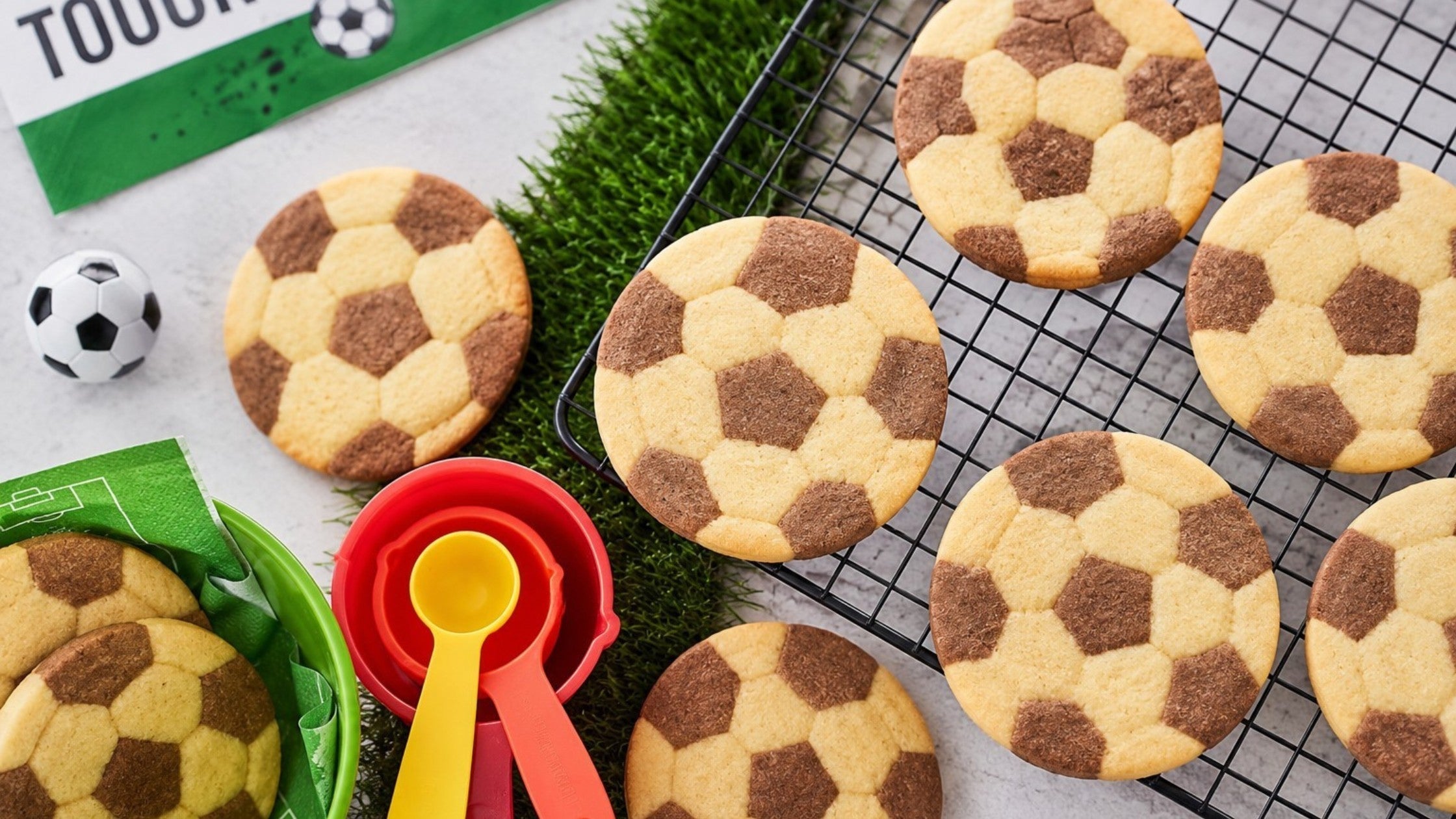 Fußballkekse backen mit Kindern: Einfache Idee für kleine Fußballfans