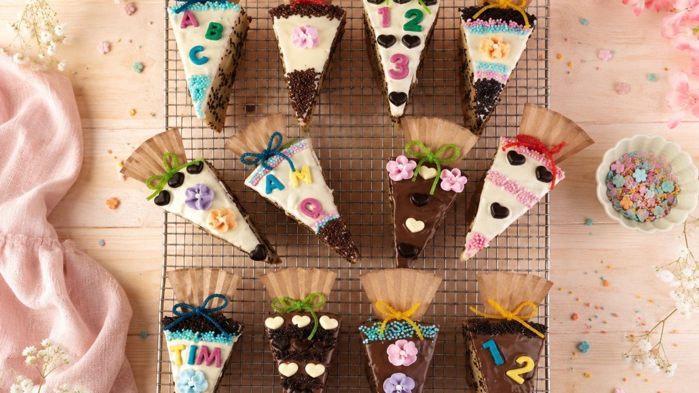 Mini-Schultüten-Kuchenstücke zur Einschulung mit Kuvertüre, Streuseln und Fruchtgummischleifen