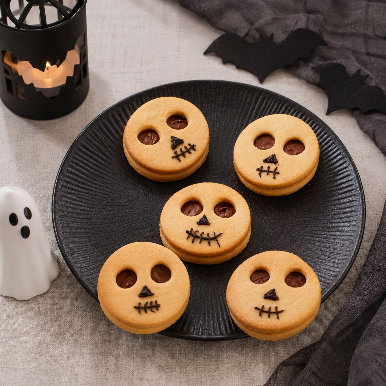 Halloween-Kekse mit Schokoladenfüllung in Totenkopf-Optik – Produktbild zum Kinder-Backkurs nahe Freiburg