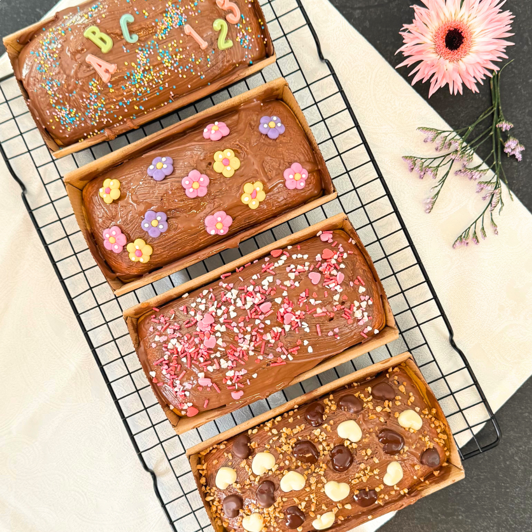kleine Marmorkuchen verziert mit Schokolade und Zuckerdeko im Backkurs für Kinder